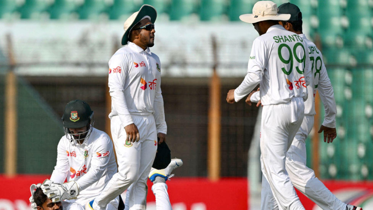উইকেট পাওয়ার পর বাংলাদেশের খেলোয়াড়দের উল্লাস। ছবি : সংগৃহীত