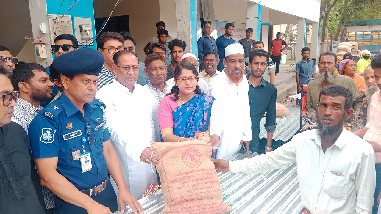 ফরিদপুরের আলফাডাঙ্গায় ঘূর্ণিঝড়ে ক্ষতিগ্রস্ত পরিবারের মাঝে ত্রাণ বিতরণ করেন মৎস্য ও প্রাণিসম্পদ মন্ত্রী মো. আব্দুর রহমান। ছবি : কালবেলা