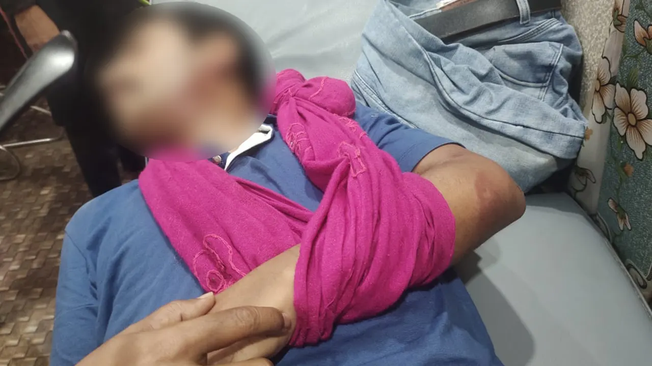 হামলায় আহত রেজা আহম্মেদ। ছবি : কালবেলা