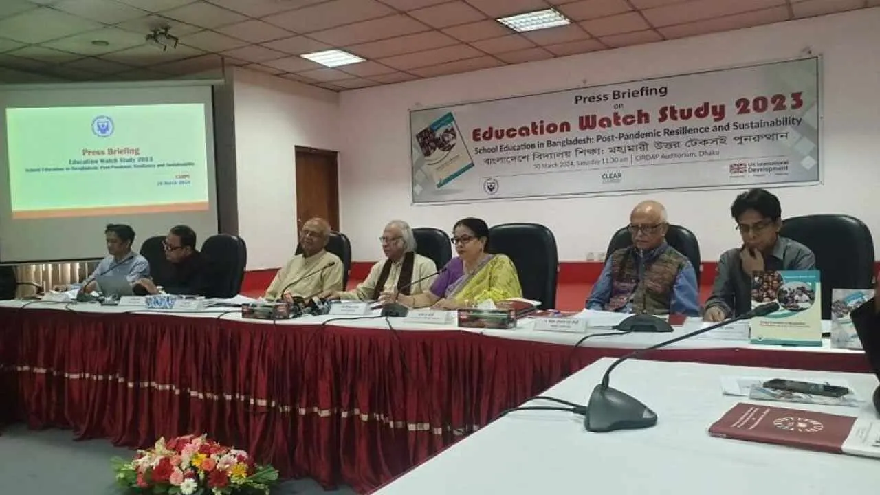 রাজধানীর সিরডাপ মিলনায়তনে প্রেসব্রিফিং। ছবি : কালবেলা