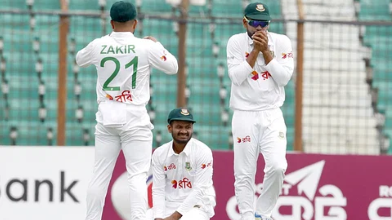 মাদুস্কার ক্যাচ মিসের পর জয়। ছবি : সংগৃহীত
