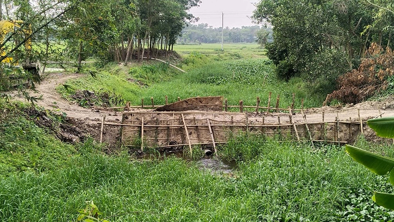 কুমিল্লায় নদীর মাঝে বাঁধ নির্মাণ। ছবি : কালবেলা