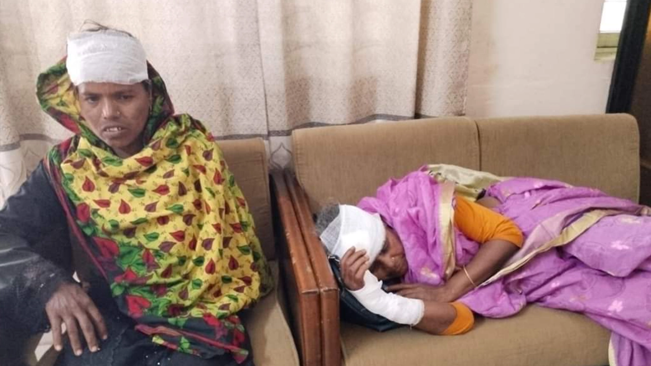 ট্রেনের বগিতে ইঞ্জিন সংযোগ করতে গিয়ে আহত যাত্রীদের একাংশ। ছবি : কালবেলা