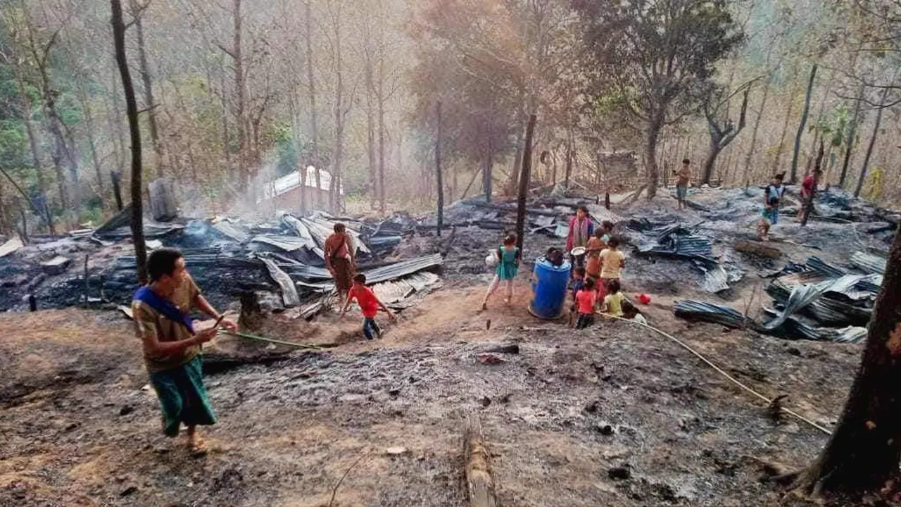 আগুনে পোড়া বসতবাড়ি। ছবি : কালবেলা