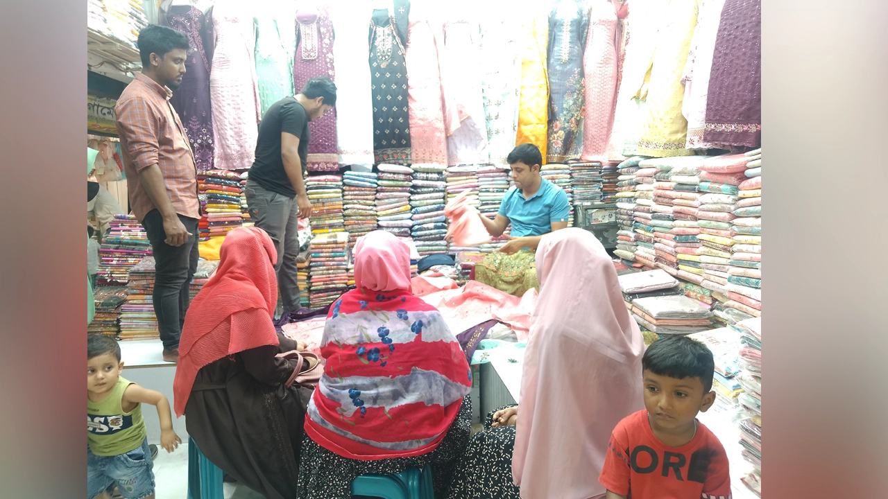 কুমিল্লার ব্রাহ্মণপাড়ার কাপড় দোকানগুলোতে বাড়ছে ক্রেতাদের ভিড়। ছবি : কালবেলা