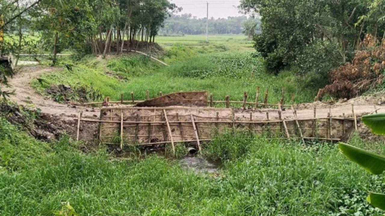 খিড়া নদীর গতিপথ রোধ করে নির্মাণ করা মাটির বাঁধ। ছবি : কালবেলা