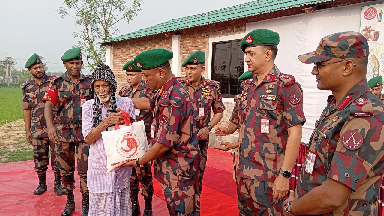 দুস্থদের মাঝে ঈদসামগ্রী তুলে দেন রিজিয়ন কমান্ডার ব্রিগেডিয়ার জেনারেল খোন্দকার শফিকুজ্জামান। ছবি : কালবেলা