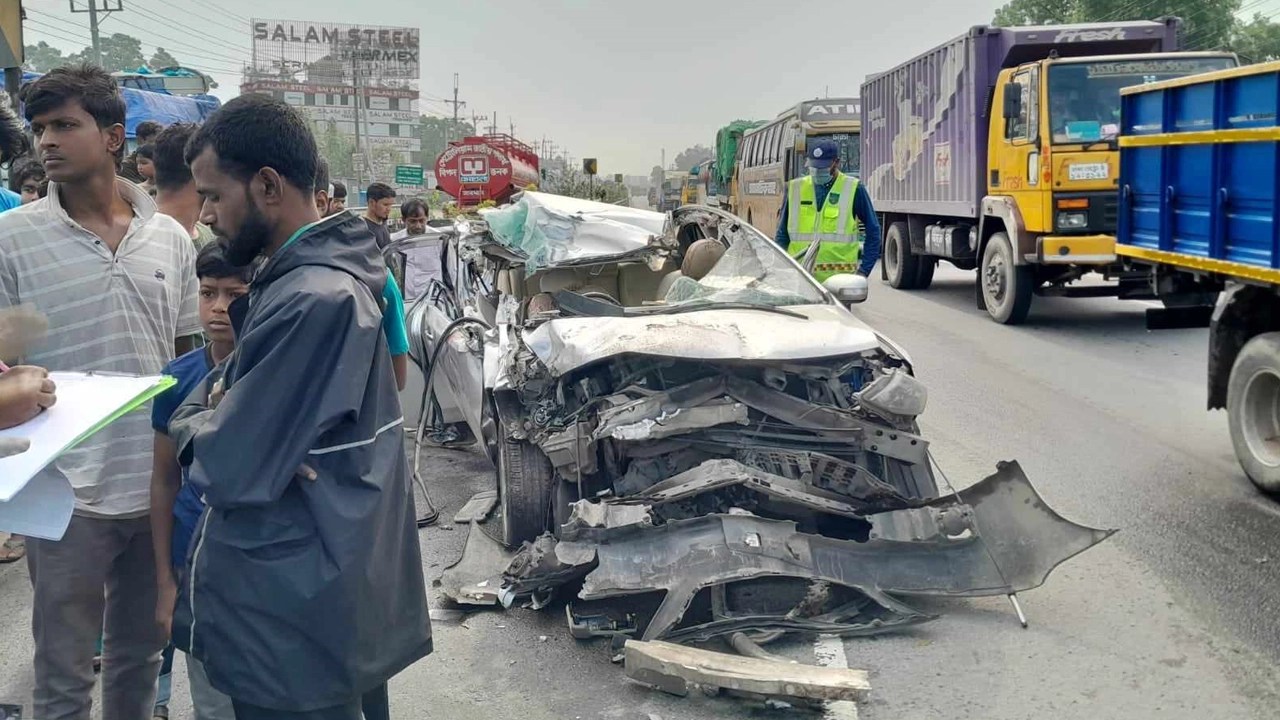 ঢাকা-টাঙ্গাইল বঙ্গবন্ধু সেতু মহাসড়কে দুর্ঘটনায় বিধ্বস্ত প্রাইভেটকার। ছবি : কালবেলা