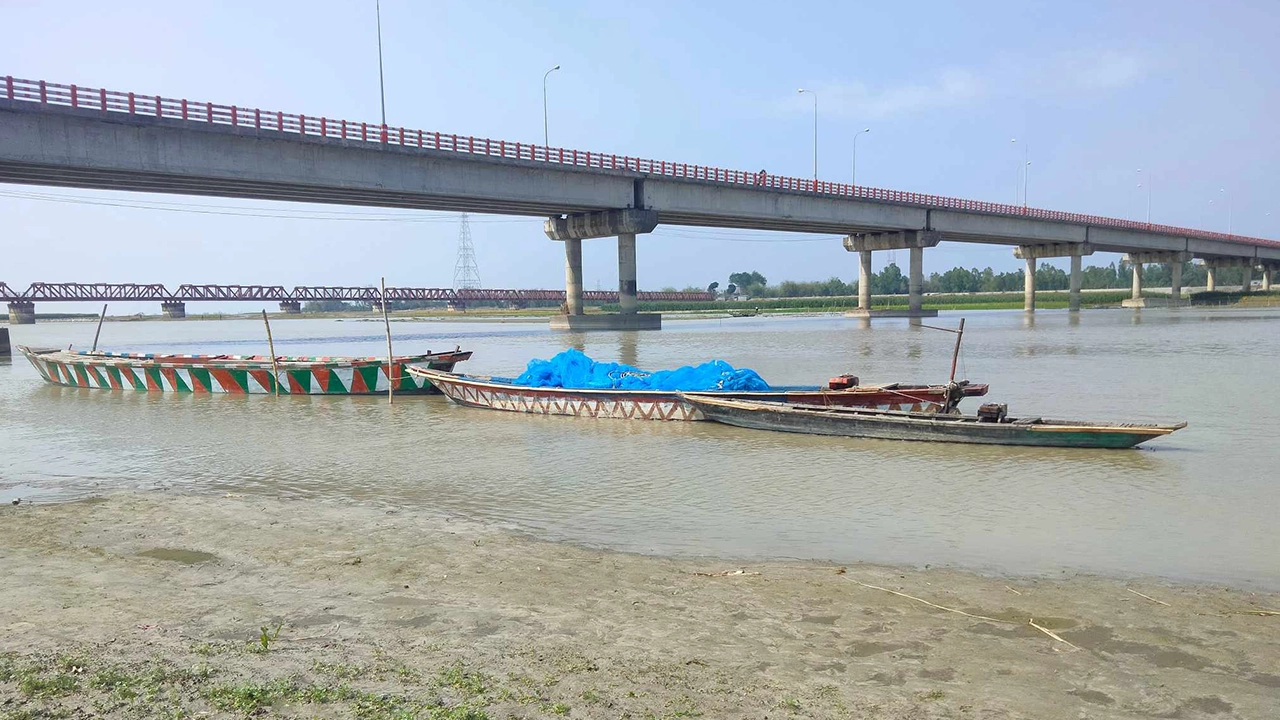 একসময়ের খরস্রোতা তিস্তা নদীতে পানির প্রবাহ না থাকায় নদীটি এখন মরা খালে পরিণত হয়েছে। ছবি : কালবেলা
