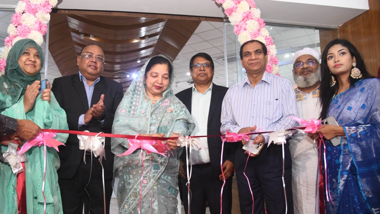 ফিতা কেটে ৫ দিনব্যাপী জামদানি মেলা-২০২৪ এর উদ্বোধন করেন শিল্প মন্ত্রণালয়ের সিনিয়র সচিব জাকিয়া সুলতানা। ছবি : সংগৃহীত