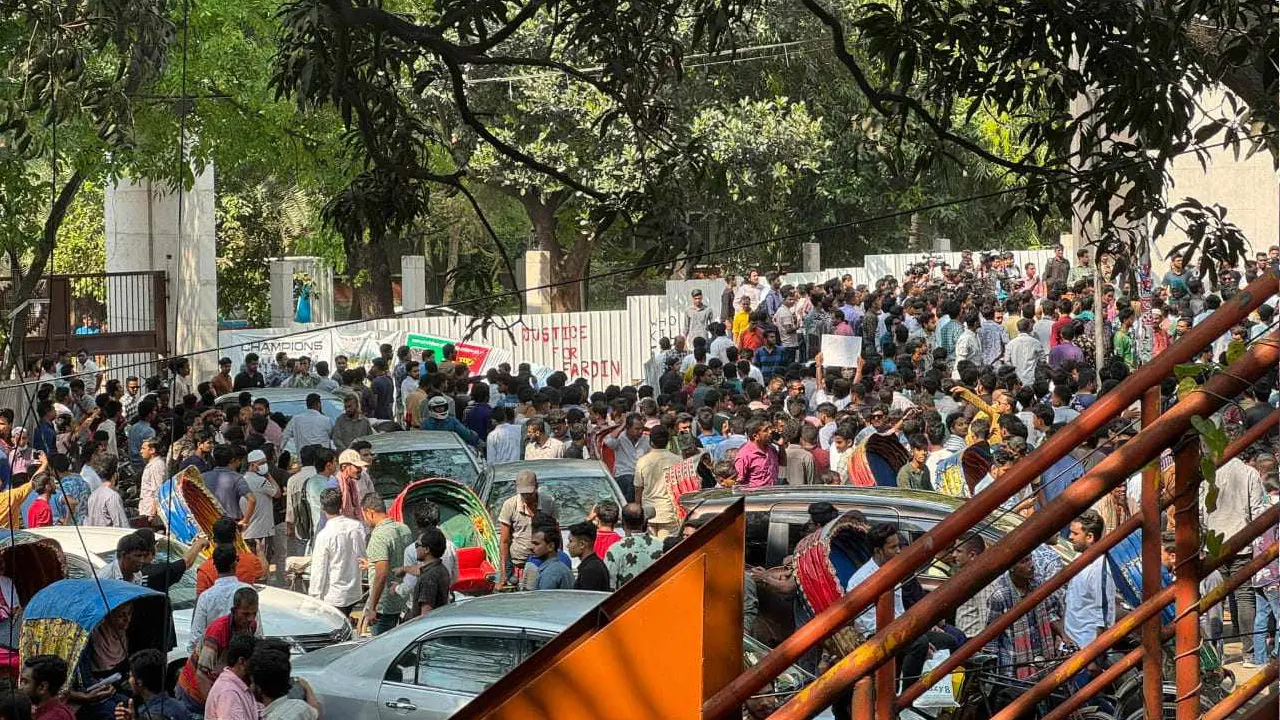 দুপুর আড়াইটার দিকে কয়েকশ নেতাকর্মী নিয়ে বুয়েট শহীদ মিনারে পুষ্পাঞ্জলী নিবেদন করেন ছাত্রলীগ। ছবি : কালবেলা
