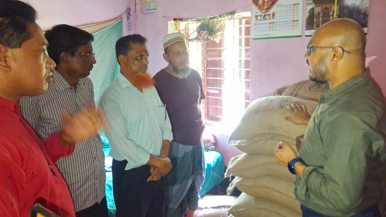 সাতক্ষীরায় ১৭ বস্তা সরকারি চাল উদ্ধার। ছবি : কালবেলা