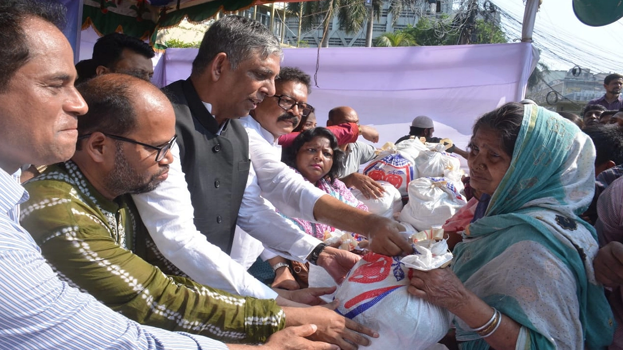 দরিদ্র ও দুস্থদের মাঝে খাদ্যসামগ্রী বিতরণ করেছে স্বাধীনতা ব্যাংকার্স পরিষদ। ছবি : সংগৃহীত
