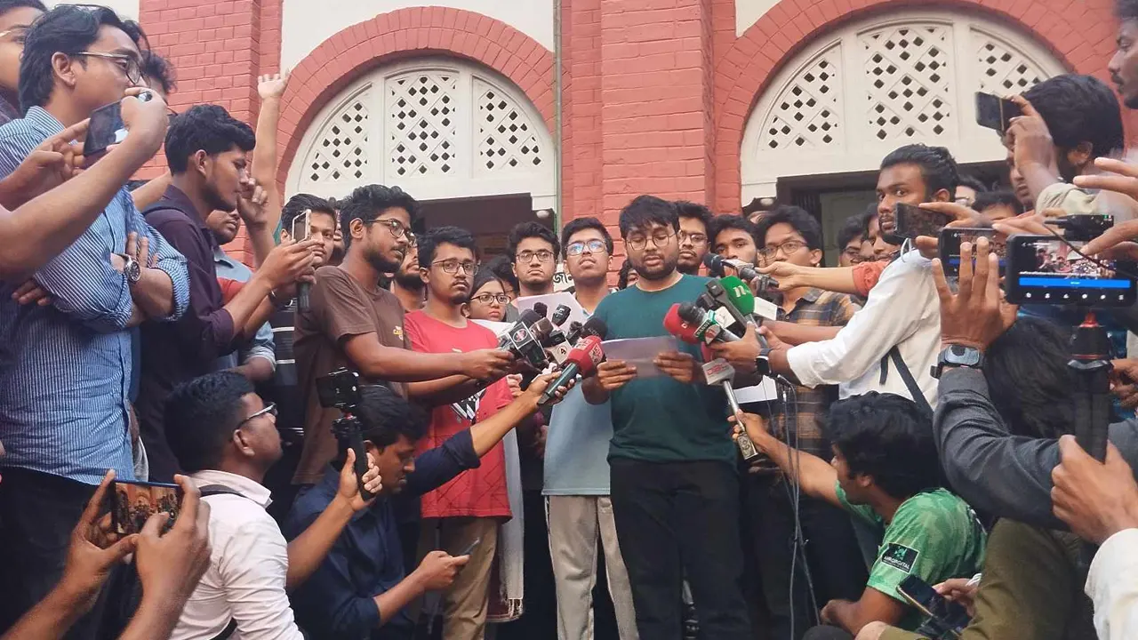 রোববার বিকেল সংবাদ সম্মেলনে দৃশ্যমান কর্মসূচি না দেওয়ার কারণ ও সার্বিক পরিস্থিতি সম্পর্কে গণমাধ্যমকে জানান বুয়েটের আন্দোলনকারী শিক্ষার্থীরা। ছবি : কালবেলা