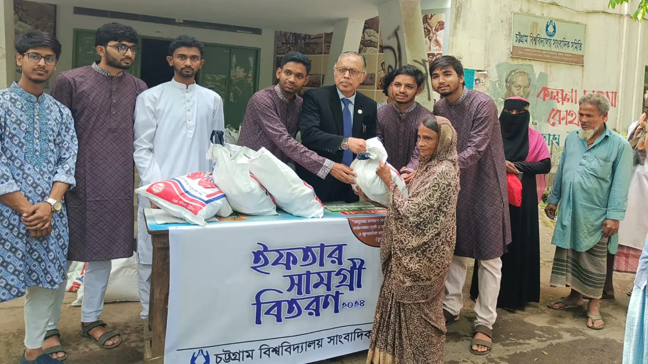 দরিদ্রদের মাঝে ইফতার সামগ্রী বিতরণ করে চবি সাংবাদিক সমিতি। ছবি : কালবেলা