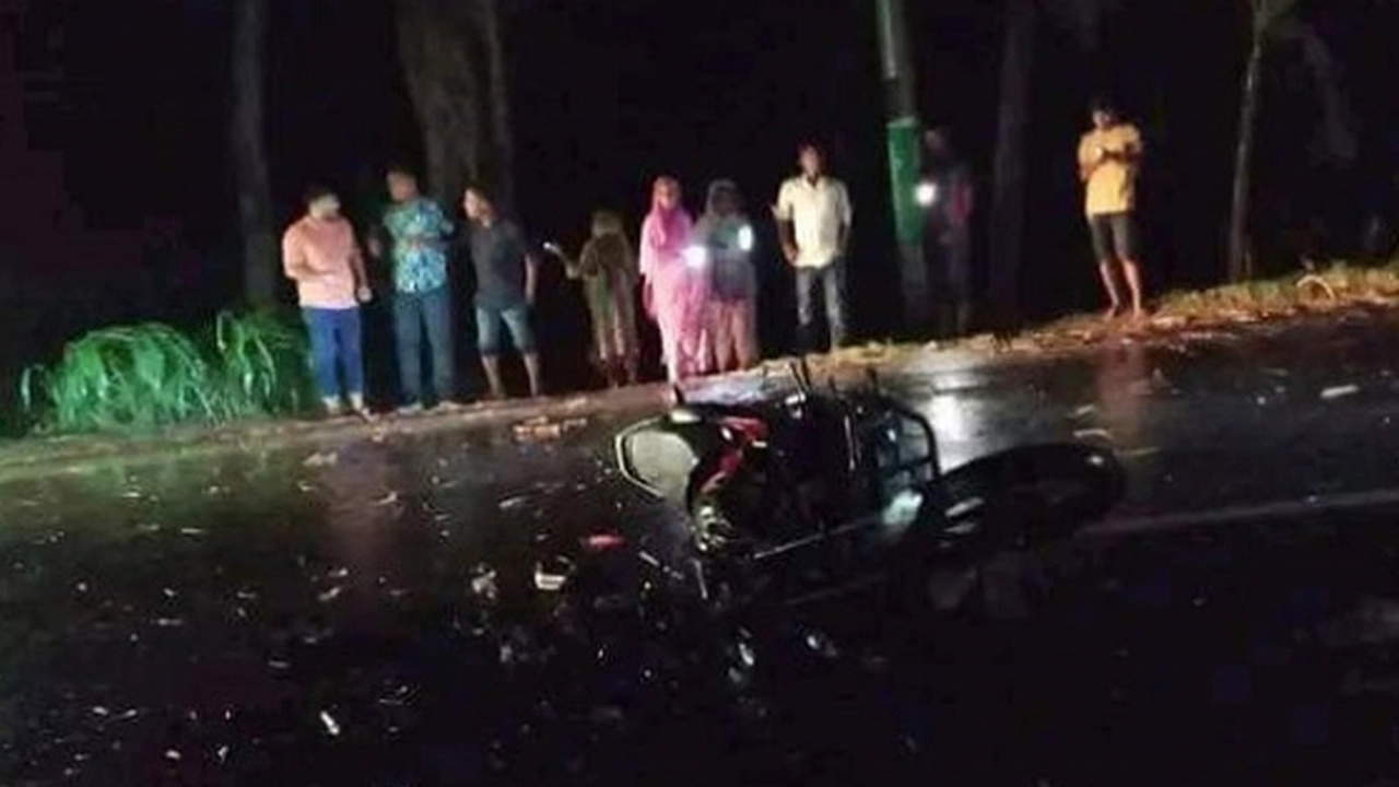 দুর্ঘটনাকবলিত মোটরসাইকেল। ছবি : কালবেলা