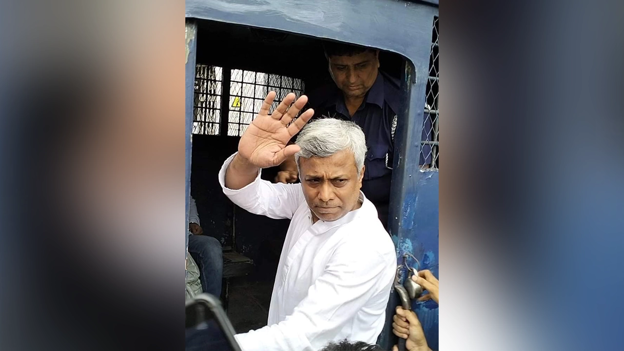 প্রিজন ভ্যানে বিএনপির খুলনা বিভাগের ভারপ্রাপ্ত সাংগঠনিক সম্পাদক অনিন্দ্য ইসলাম অমিত। ছবি : কালবেলা