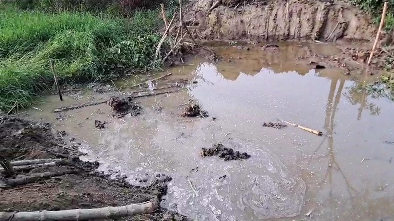 কুমিল্লায় খিড়া নদীর বাঁধ অপসারণ। ছবি : কালবেলা