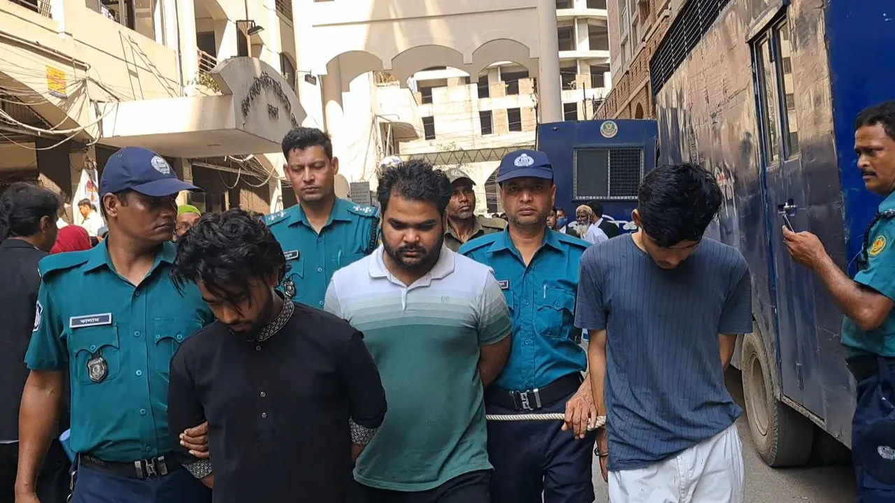আদালতে আসামিরা। ছবি : কালবেলা