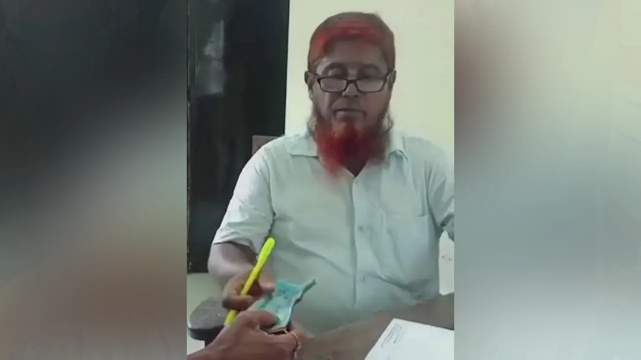 ভূমি অফিসের সহকারী আবদুল কাদির। ছবি : কালবেলা