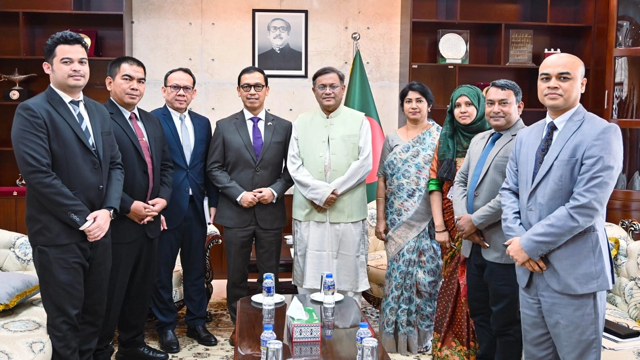 পররাষ্ট্রমন্ত্রী ড. হাছান মাহমুদের সঙ্গে সৌজন্য সাক্ষাৎ করেন ইন্দোনেশিয়ার রাষ্ট্রদূত ও আইওএম মিশনপ্রধান। ছবি : কালবেলা