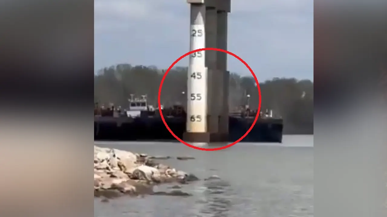 পণ্য পরিবহনকারী বার্জ সেতুটিতে ধাক্কা দেয়। ছবি : সংগৃহীত