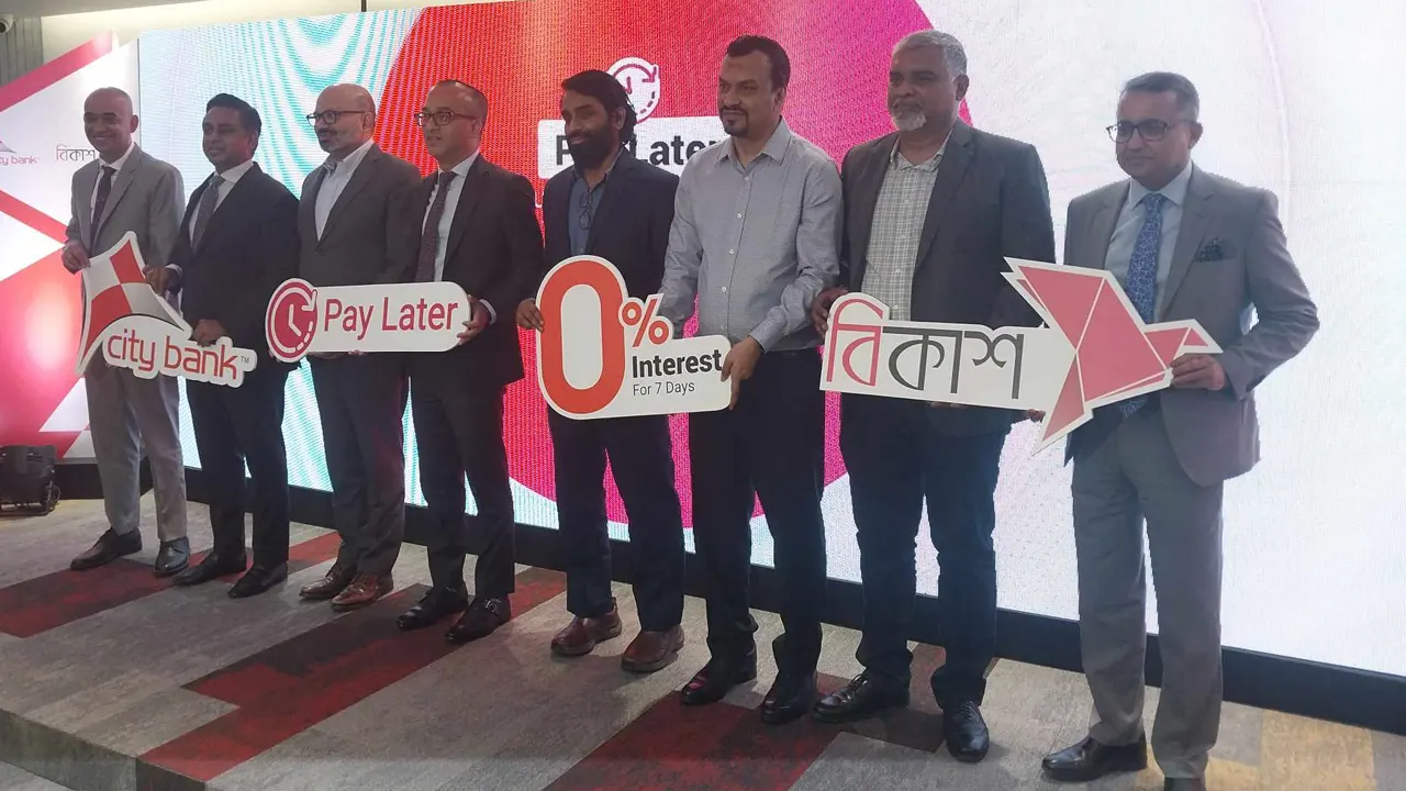 সোমবার সিটি ব্যাংকের প্রধান কার্যালয়ে বিকাশ অ্যাপে সিটি ব্যাংকের পে-লেটার উদ্বোধনী অনুষ্ঠানে অতিথিরা। ছবি : কালবেলা