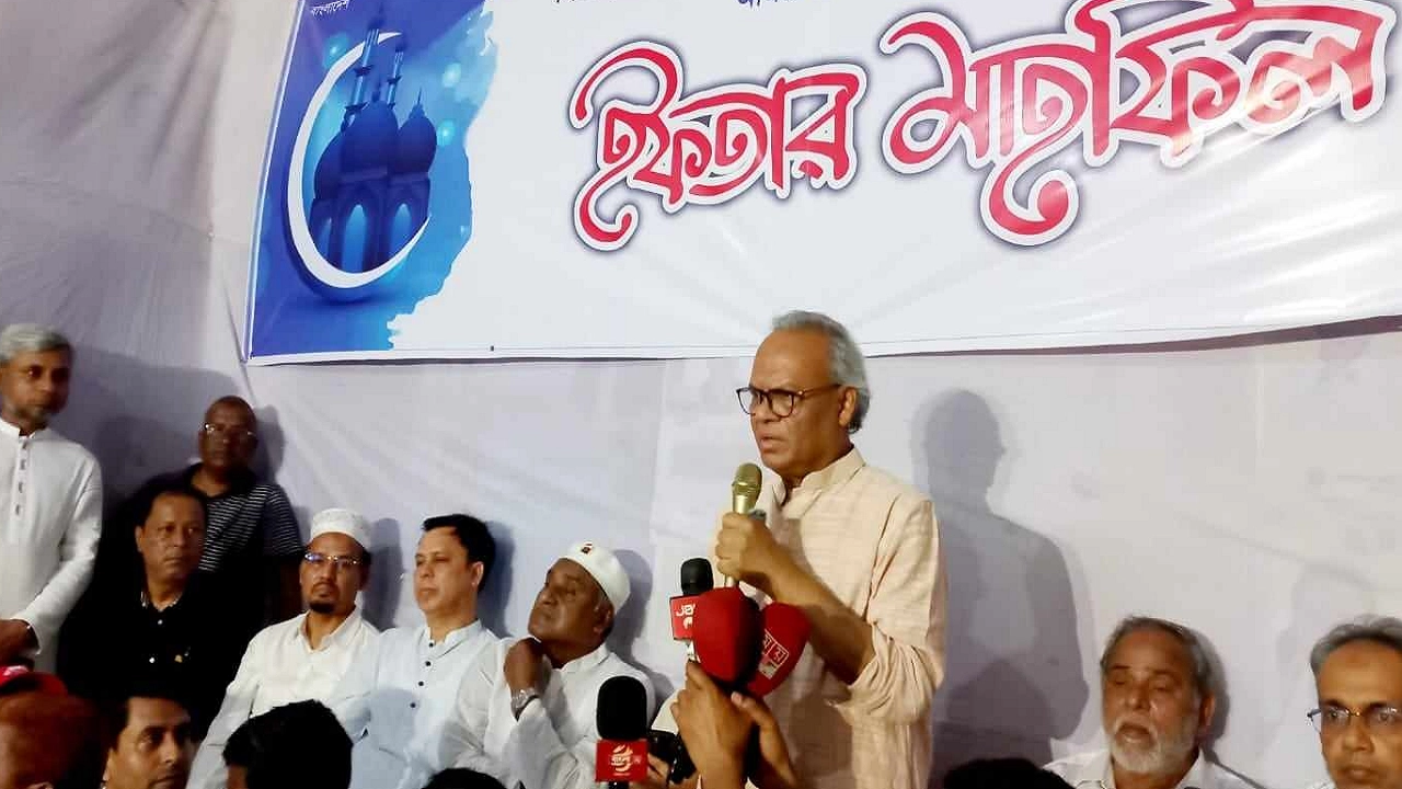 নয়াপল্টনে আয়োজিত ইফতার মাহফিলে কথা বলেন রুহুল কবীর রিজভী। ছবি : কালবেলা