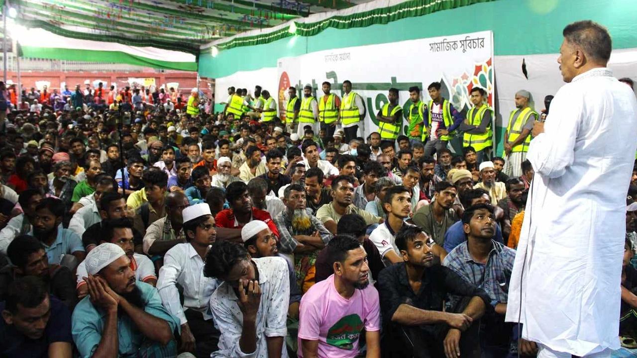 এবি পার্টির গণইফতারে প্রধান অতিথির বক্তব্য রাখেন আহসান হাবিব লিংকন। ছবি : কালবেলা