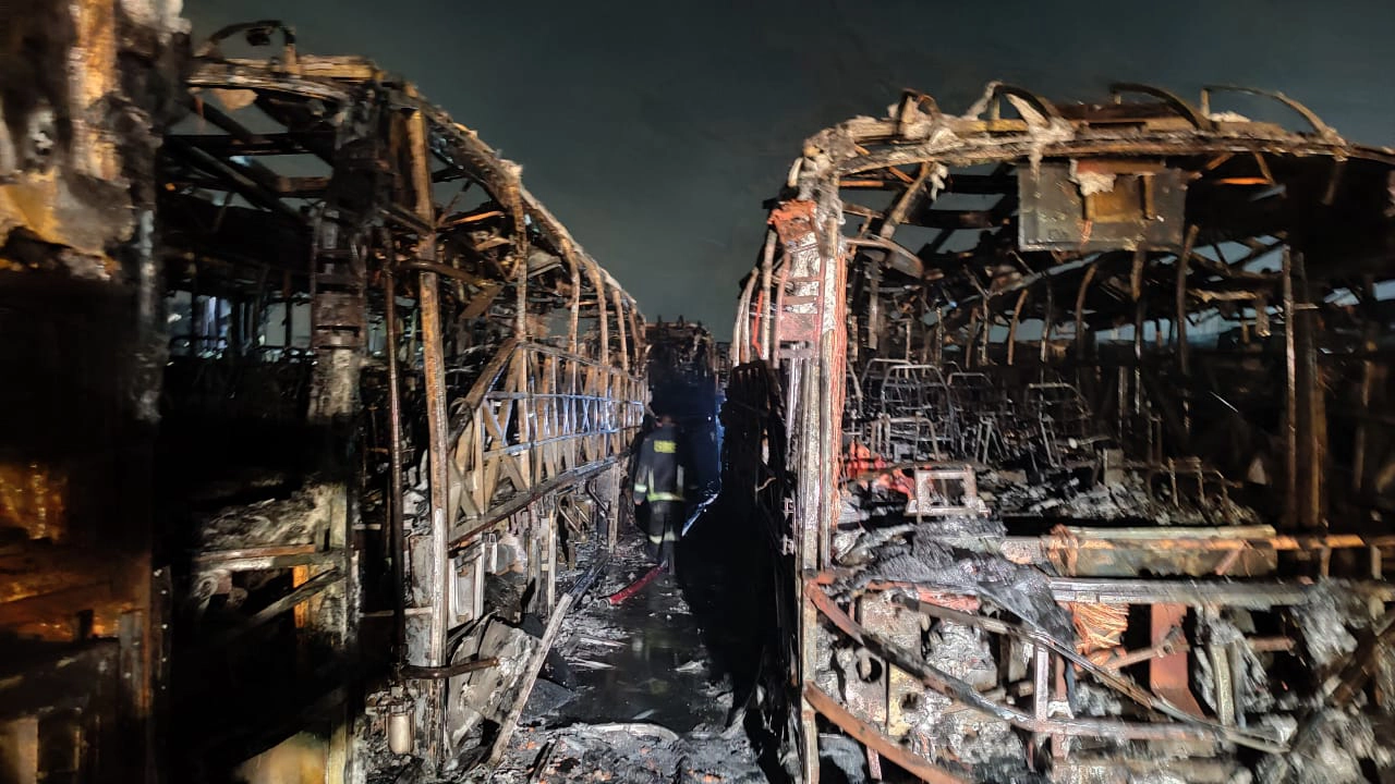 রাজধানীর ডেমরায় লন্ডন এক্সপ্রেসের একটি গ্যারেজে ভয়াবহ আগুন। ছবি : কালবেলা