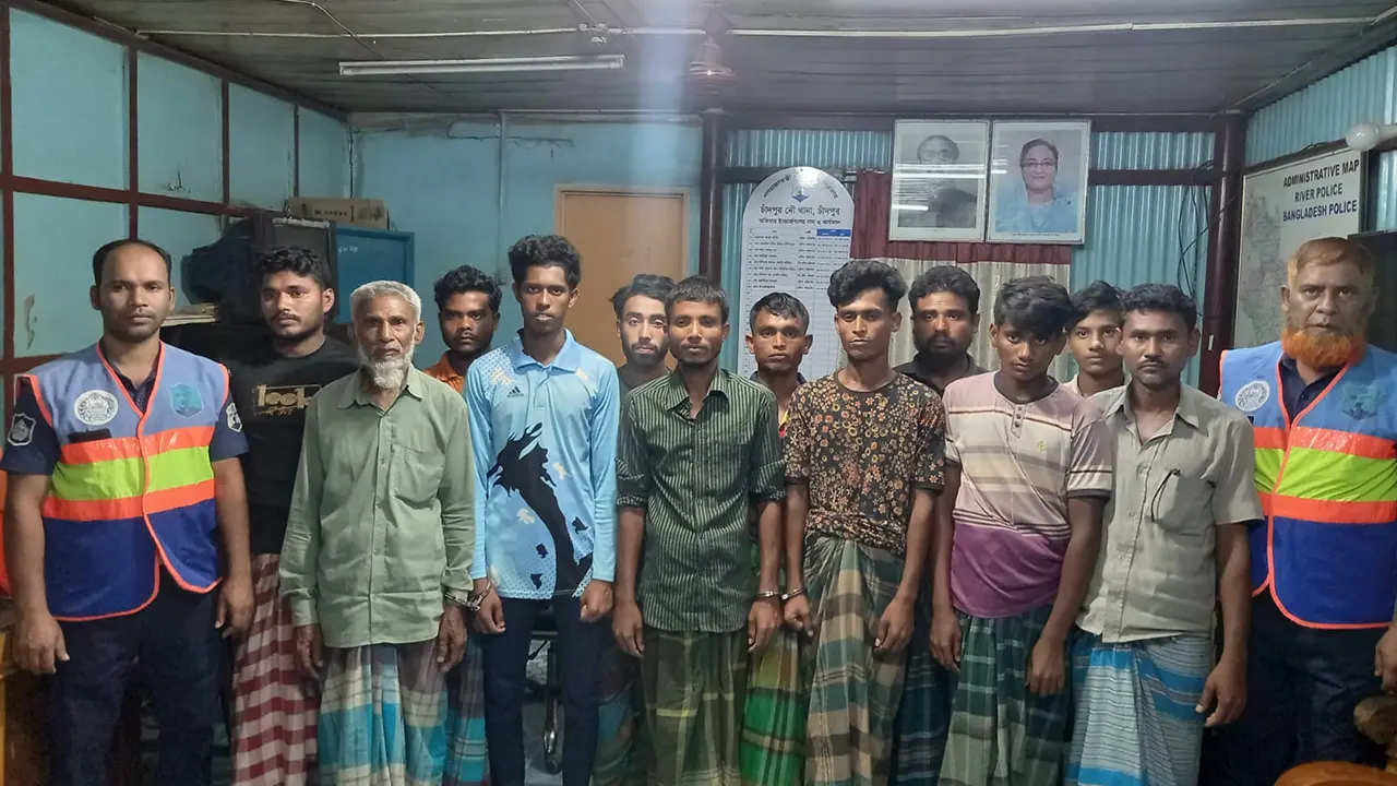 মেঘনায় আটক ১২ জেলে। ছবি : কালবেলা