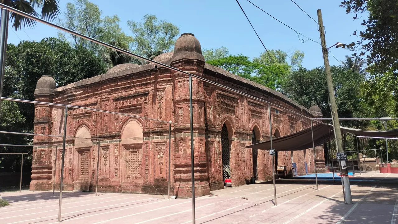 ৫০০ বছরের প্রাচীন ও প্রত্নতাত্ত্বিক ঐতিহাসিক নিদর্শন রাজশাহীর বাঘা শাহী মসজিদ। ছবি : কালবেলা