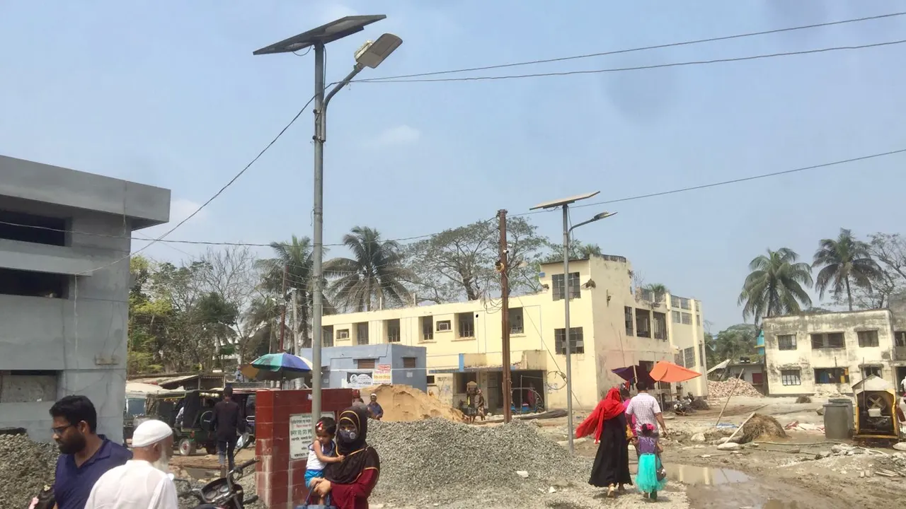 নষ্ট হয়েছে আছে মঠবাড়িয়া পৌরসভার একটি সড়কবাতি। ছবি : কালবেলা