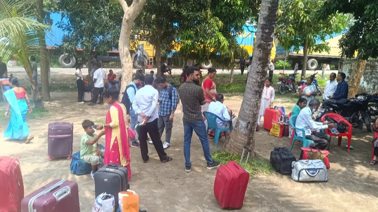 ভারতের আগরতলা ইমিগ্রেশনের সার্ভারে ত্রুটির কারণে ভোগান্তিতে পড়েন যাত্রীরা। ছবি : কালবেলা