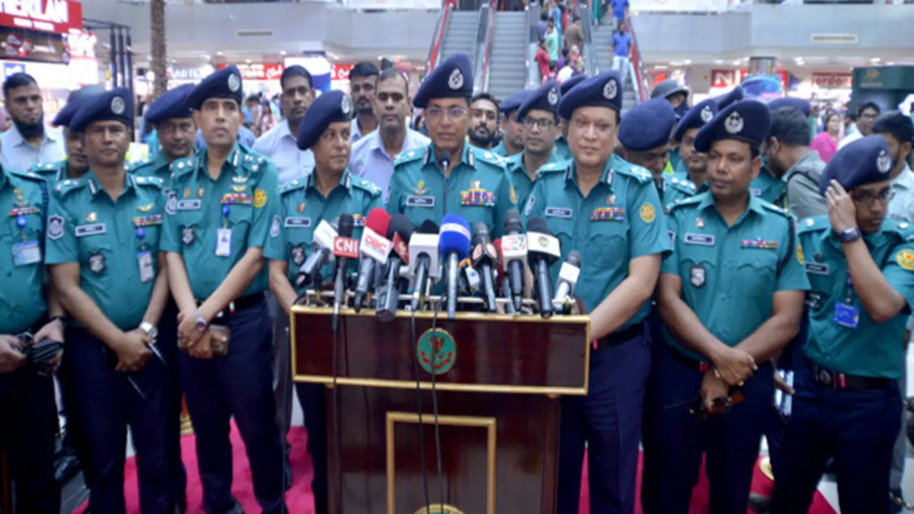 কারওয়ান বাজারে বসুন্ধরা শপিং কমপ্লেক্স পরিদর্শন শেষে সংবাদ সম্মেলনে কথা বলেন ডিএমপি কমিশনার হাবিবুর রহমান। ছবি : সংগৃহীত