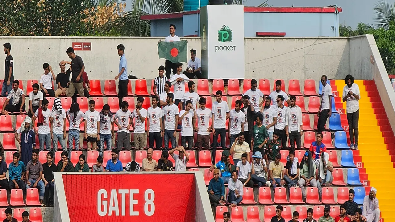 বাংলাদেশ বনাম ফিলিস্তিনের বিশ্বকাপ বাছাই পর্বের খেলায় ফিলিস্তিনিদের প্রতি শ্রদ্ধা ও সমবেদনা জানায় দর্শকদের একাংশ। সৌজন্য ছবি