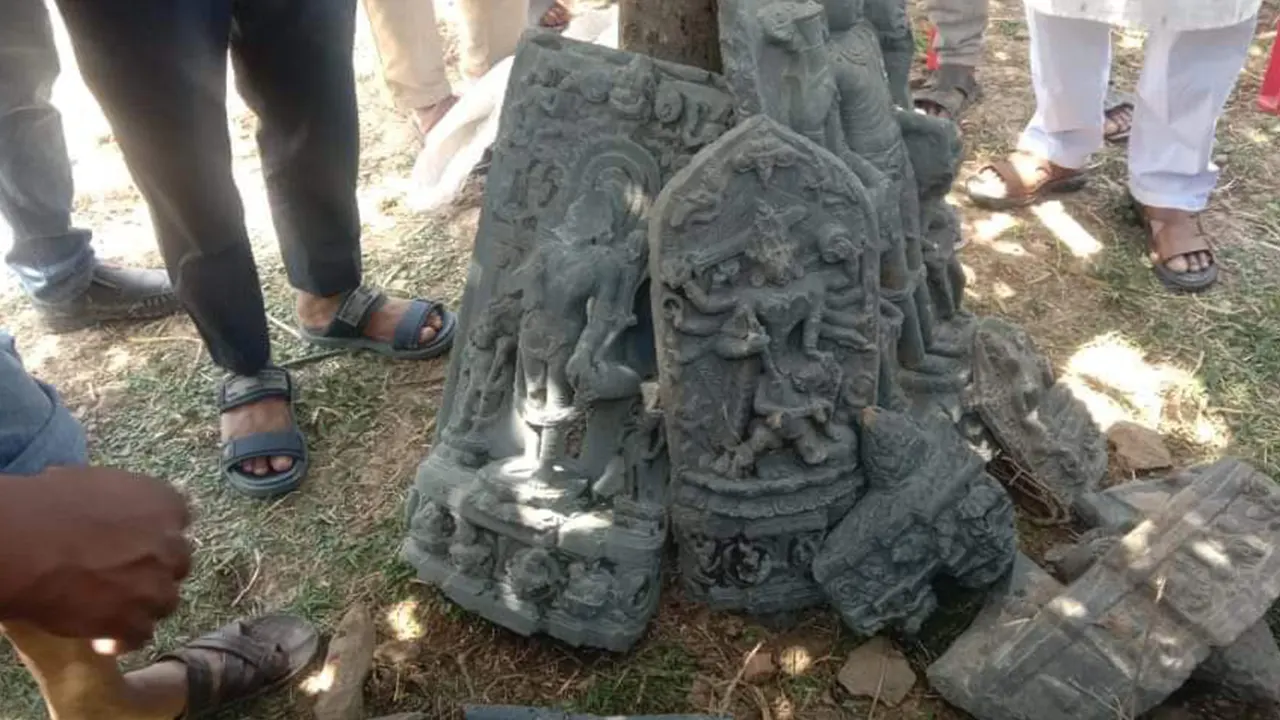 চাঁপাইনবাবগঞ্জের নাচোলে পুকুর খননের সময় মাটির নিচে পাওয়া পাথরের মূর্তি। ছবি : কালবেলা
