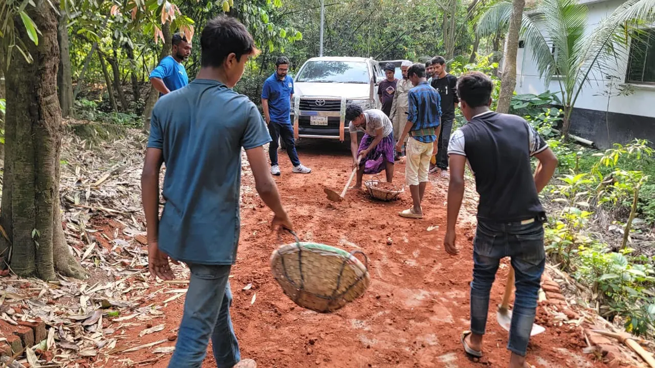 কালবেলায় সংবাদ প্রকাশের পর নিম্নমানের ইট অপসারণ শুরু করেছে ঠিকাদার প্রতিষ্ঠান। ছবি : কালবেলা