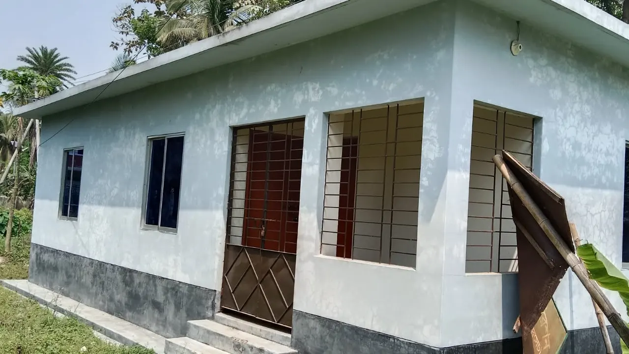 কাপাসিয়া উপজেলার বিএডিসি কার্যালয়ের গেইট তালাবদ্ধ। ছবি : কালবেলা
