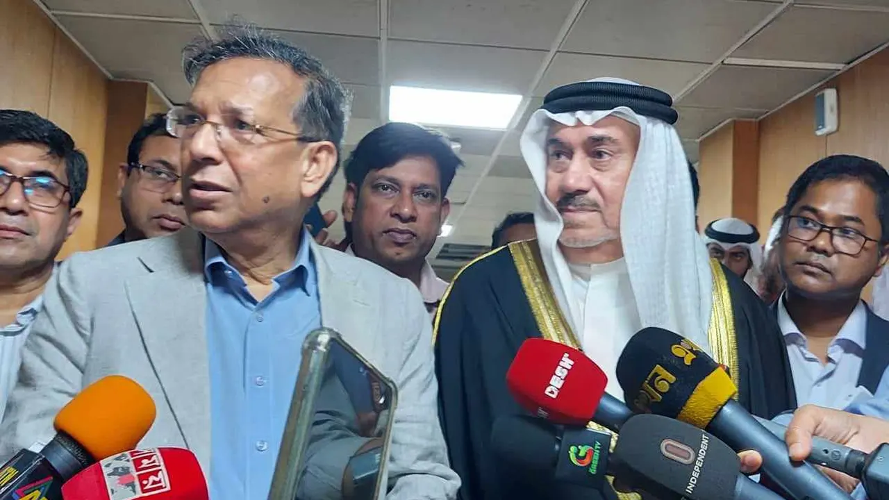 আইনমন্ত্রী আনিসুল হক ও বাহরাইনের রাষ্ট্রদূত আব্দুর রহমান মোহাম্মদ আল গৌদ। ছবি : সংগৃহীত