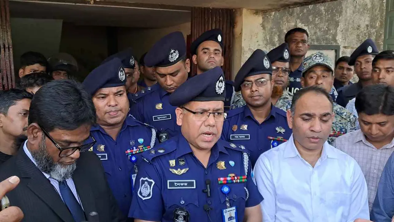 বুধবার সকালে পুলিশ সুপার সৈকত শাহিন ও অতিরিক্ত পুলিশ সুপার রুমা সার্কেল মো. জুনায়েদ রুমা উপজেলার সোনালী ব্যাংক পরিদর্শন করেছেন। ছবি : সংগৃহীত