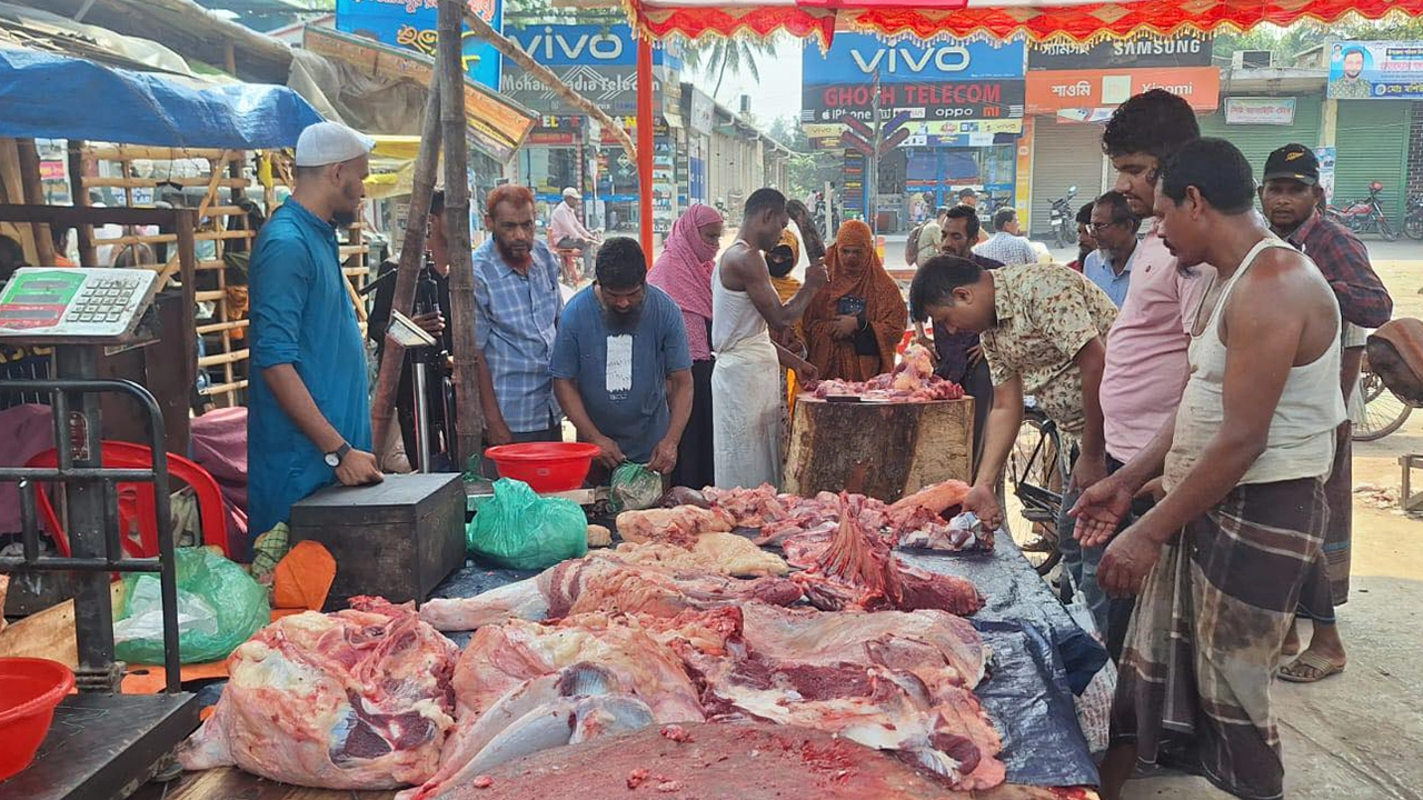 সাতক্ষীরায় সাশ্রয়ী মূল্যে গরুর মাংস, ডিম ও দুধ বিক্রয় করছে জেলা প্রাণিসম্পদ অধিদপ্তর। ছবি : কালবেলা