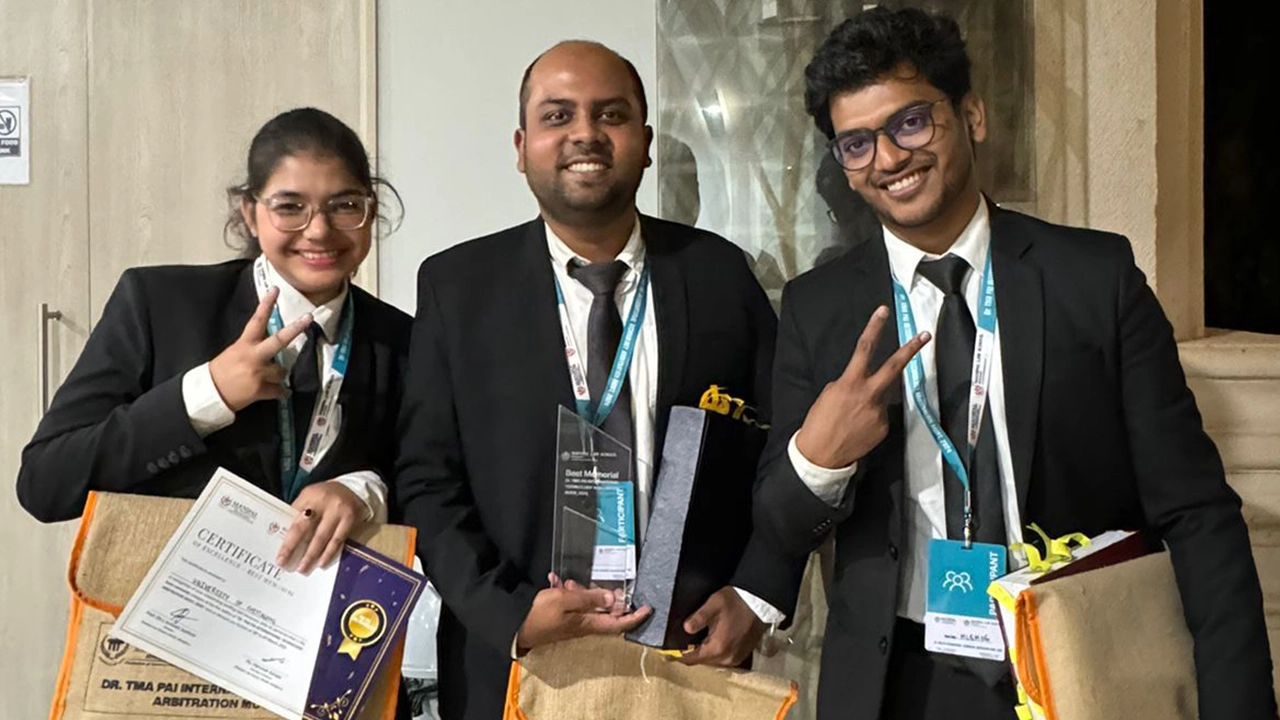 ভারতে ‘বেস্ট মেমোরিয়াল এওয়ার্ড’ জিতলেন চবির তিন শিক্ষার্থী । ছবি : কালবেলা