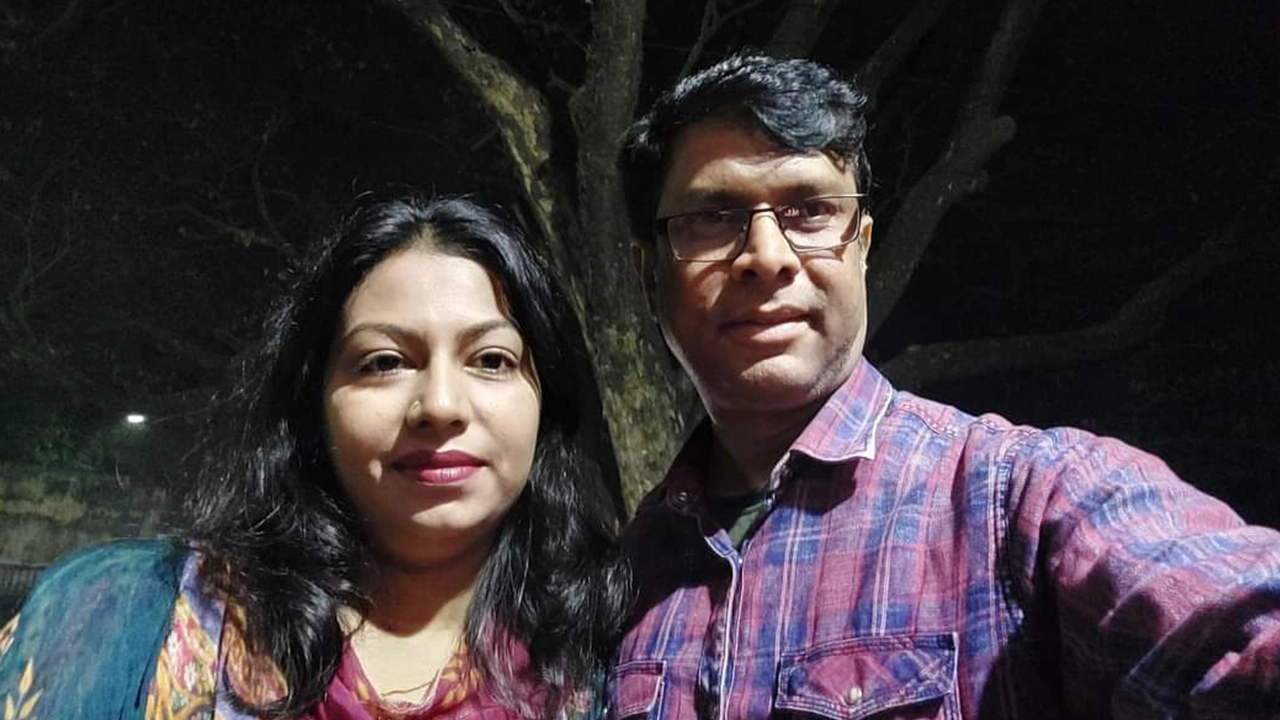 রাজশাহী সরকারি সিটি কলেজের গ্রন্থগারিক আব্দুল্লাহ আল বসির ও তার স্ত্রী তানিয়া জামান। ছবি : কালবেলা