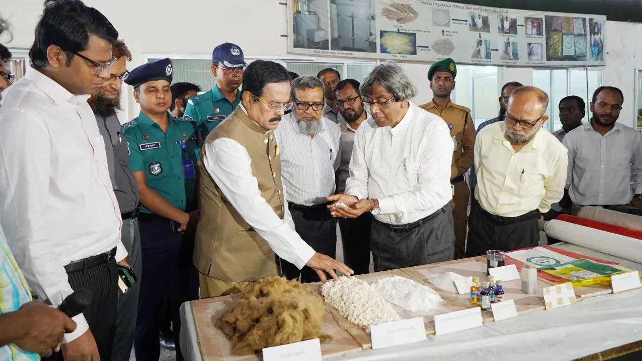 বুধবার রাজধানীর ডেমরায় লতিফ বাওয়ানী জুট মিলসে বিশিষ্ট বিজ্ঞানী ড. মোবারক আহমদ খান উদ্ভাবিত সোনালি ব্যাগ উৎপাদন কারখানা পরিদর্শন করেন বস্ত্র ও পাটমন্ত্রী জাহাঙ্গীর কবির নানক। ছবি : কালবেলা
