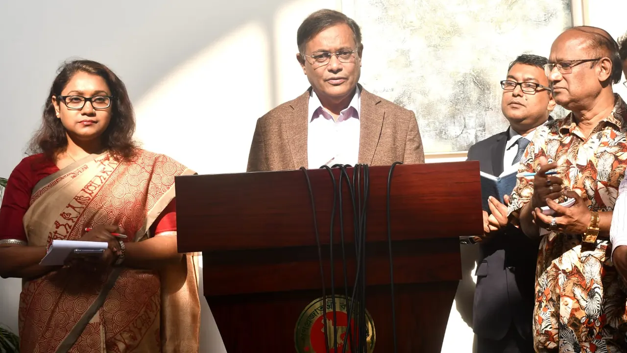 বুধবার বিকেলে রাজধানীর সেগুনবাগিচায় পররাষ্ট্র মন্ত্রণালয়ে সাংবাদিকদের সঙ্গে মতবিনিময় করেন পররাষ্ট্রমন্ত্রী ড. হাছান মাহমুদ। ছবি : কালবেলা