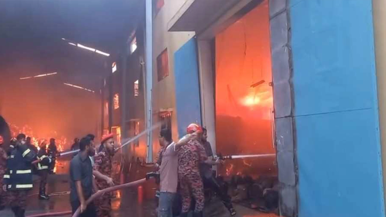 খুলনায় পাটকলে লাগা আগুন নিয়ন্ত্রণে কাজ করছেন ফায়ার সার্ভিসের সদস্যরা। ছবি : কালবেলা