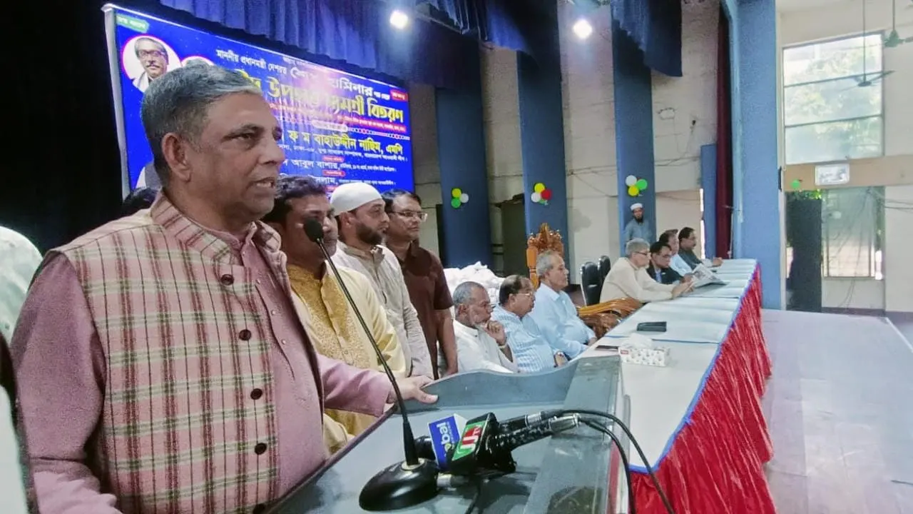 বুধবার রাজধানীর উইলস লিটল ফ্লাওয়ার স্কুলে ১৯ নম্বর ওয়ার্ড আওয়ামী লীগ আয়োজিত ইফতার ও ঈদ সামগ্রী বিতরণ অনুষ্ঠানে বক্তব্য দেন আওয়ামী লীগের যুগ্ম সাধারণ সম্পাদক আ ফ ম বাহাউদ্দিন নাছিম। ছবি : কালবেলা
