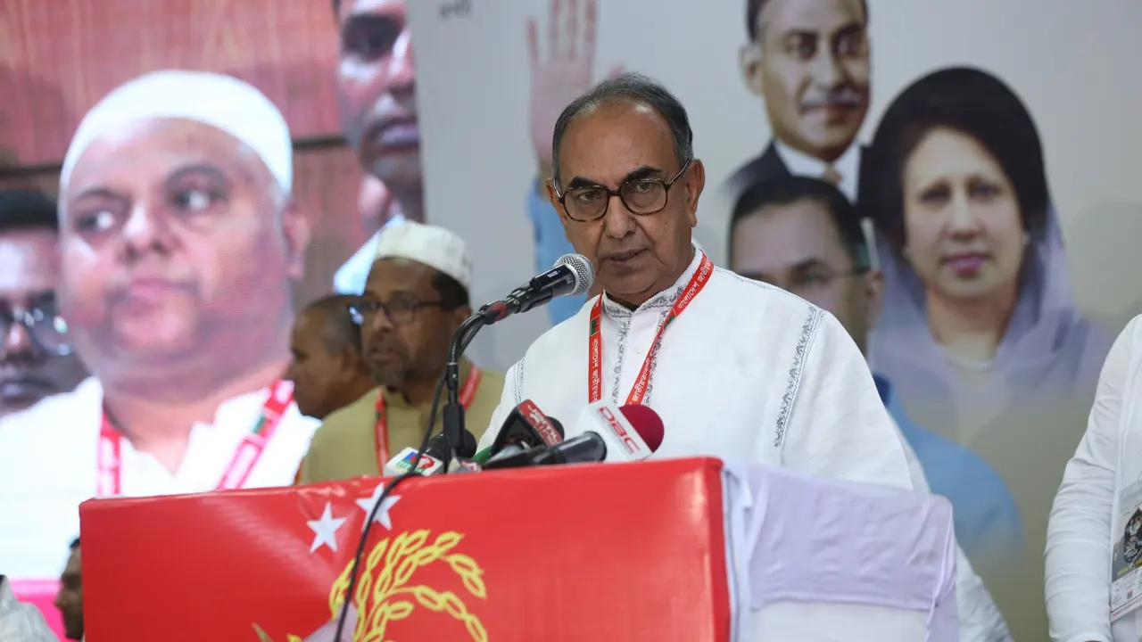 বুধবার রাজধানীর লেডিস ক্লাবে জাতীয়তাবাদী যুবদল আয়োজিত দোয়া ও ইফতার মাহফিলে বক্তব্য দেন বিএনপির স্থায়ী কমিটির সদস্য মির্জা আব্বাস। ছবি : কালবেলা