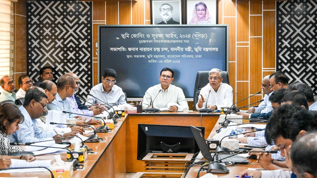 ভূমি মন্ত্রণালয়ের সভাকক্ষে আয়োজিত এক আন্তঃমন্ত্রণালয় সভায় কথা বলেন ভূমিমন্ত্রী নারায়ন চন্দ্র চন্দ। ছবি : কালবেলা